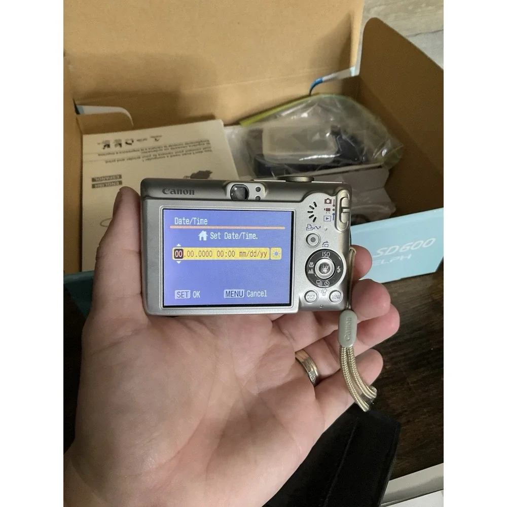 Canon PowerShot SD900 Digital ELPH 10 MP Camera 32GB